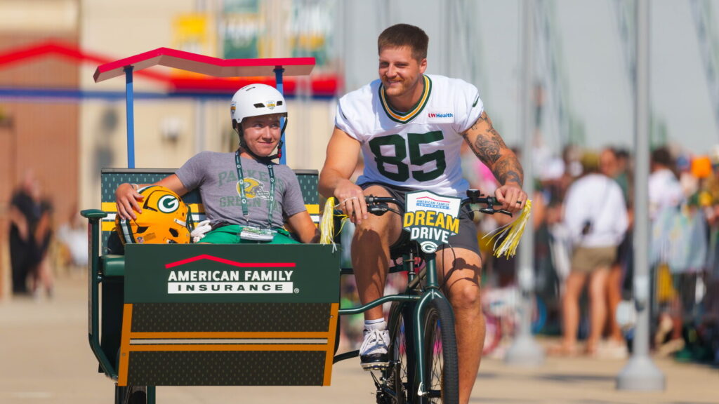 Tucker Kraft does 11-on-11 work at Packers practice
