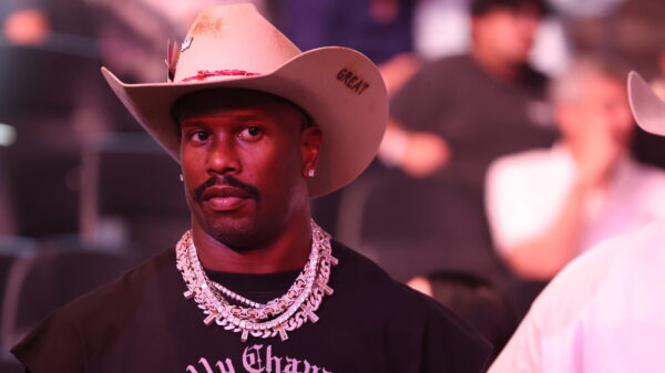 Von Miller wants to wear No. 40, has offers out to FB Hunter Luepke