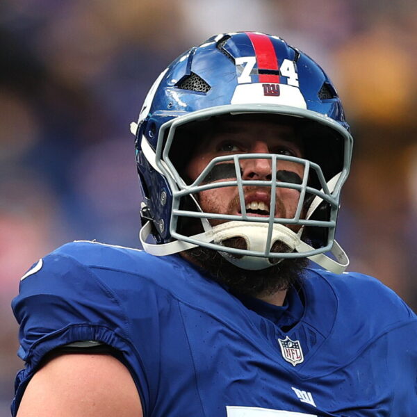 Patriots agree to terms with OG Greg Van Roten