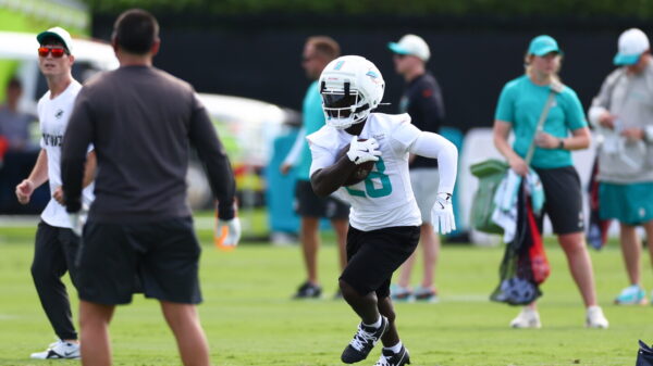 De’Von Achane aims to win the rushing title this season