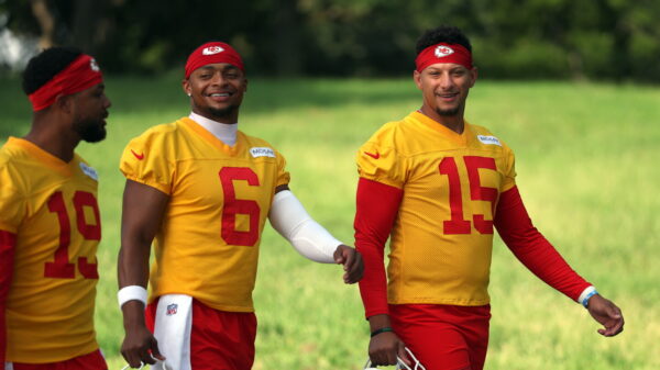 Justin Fields says he’s learning from Patrick Mahomes while backing him up
