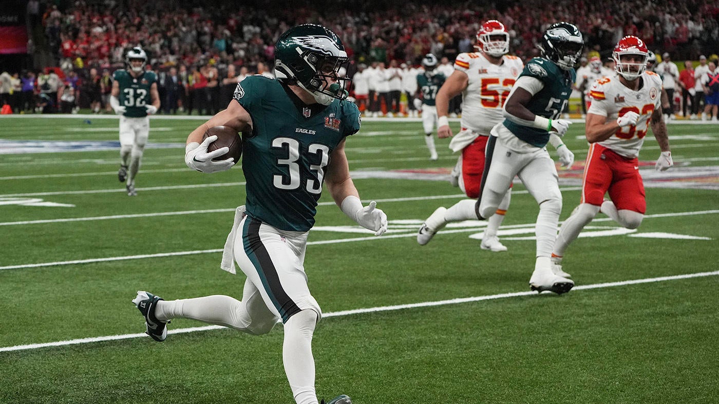 LOOK: Eagles rookie Cooper DeJean gets first career INT for pick six vs. Chiefs in 2025 Super Bowl